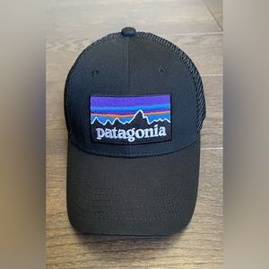 Patagonia P-6 Logo LoPro Trucker Hat - Black - New without tags